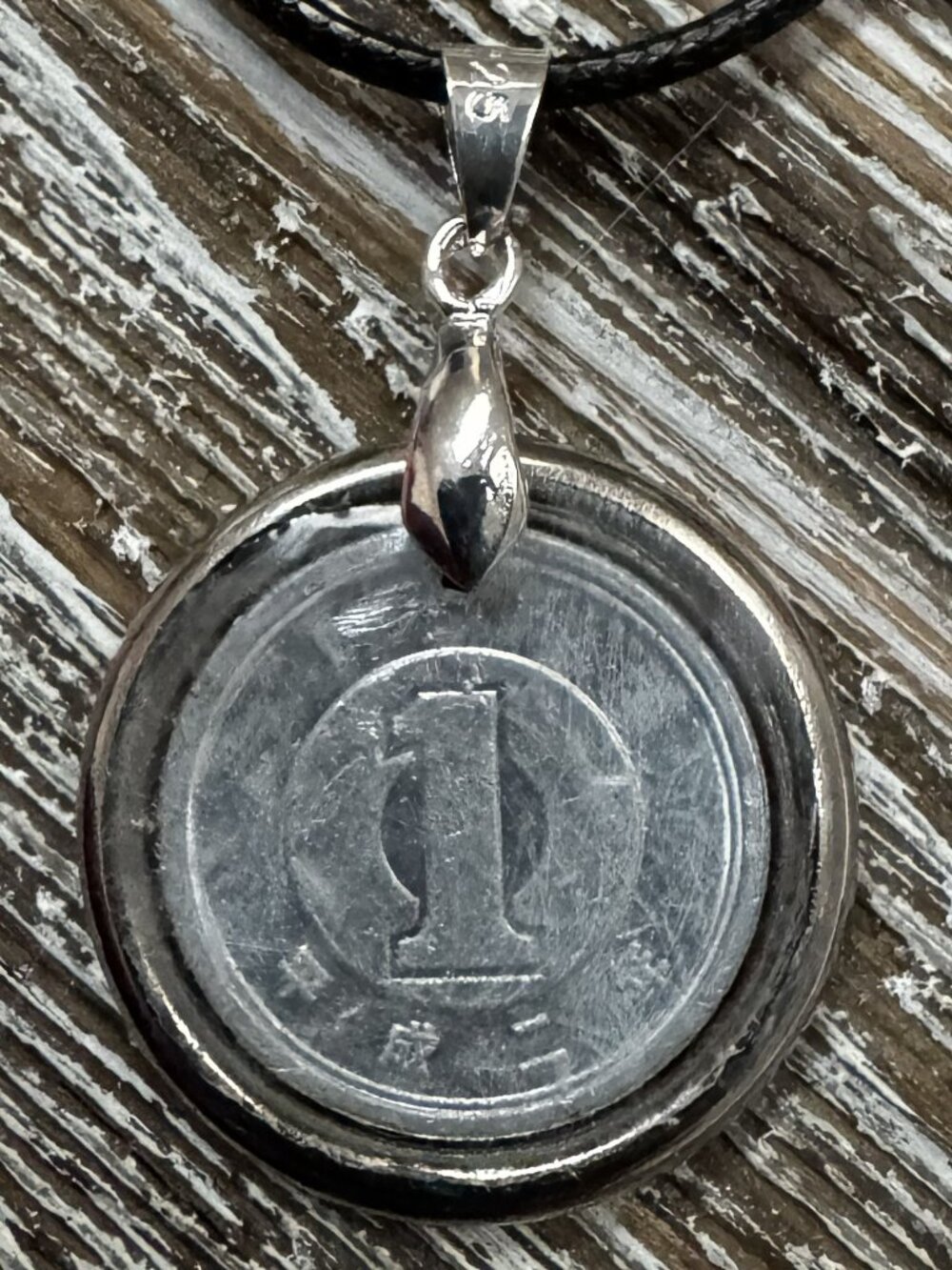 2008 Japanese 1 Yen Coin Pendant - Handcrafted Vintage Coin Resin Necklace - Picture 3 of 4